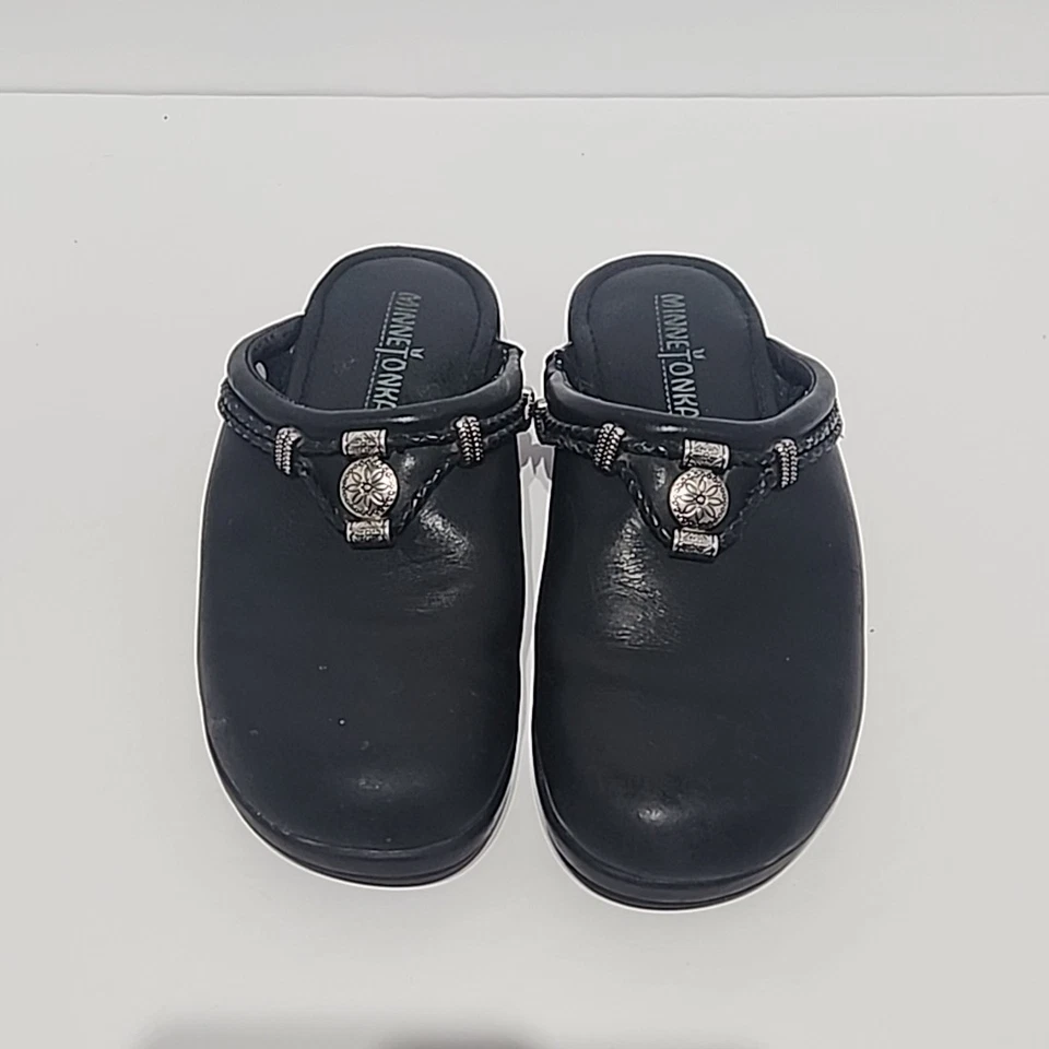 Zueco mocasín Minnetonka Mule Silverthorne cuero negro superior para mujer talla 6,5 Foto 2 de 4