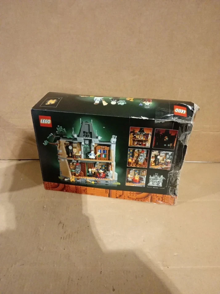 LEGO Icons 11383 Mayor Manor, photo 2 of 4