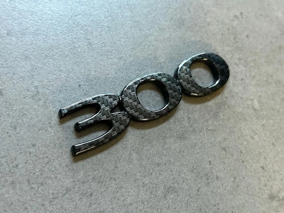 Chrysler 300 Negro Fibra de Carbono Emblema Maletero Placa de Identificación Original OEM Mopar Foto 2 de 2