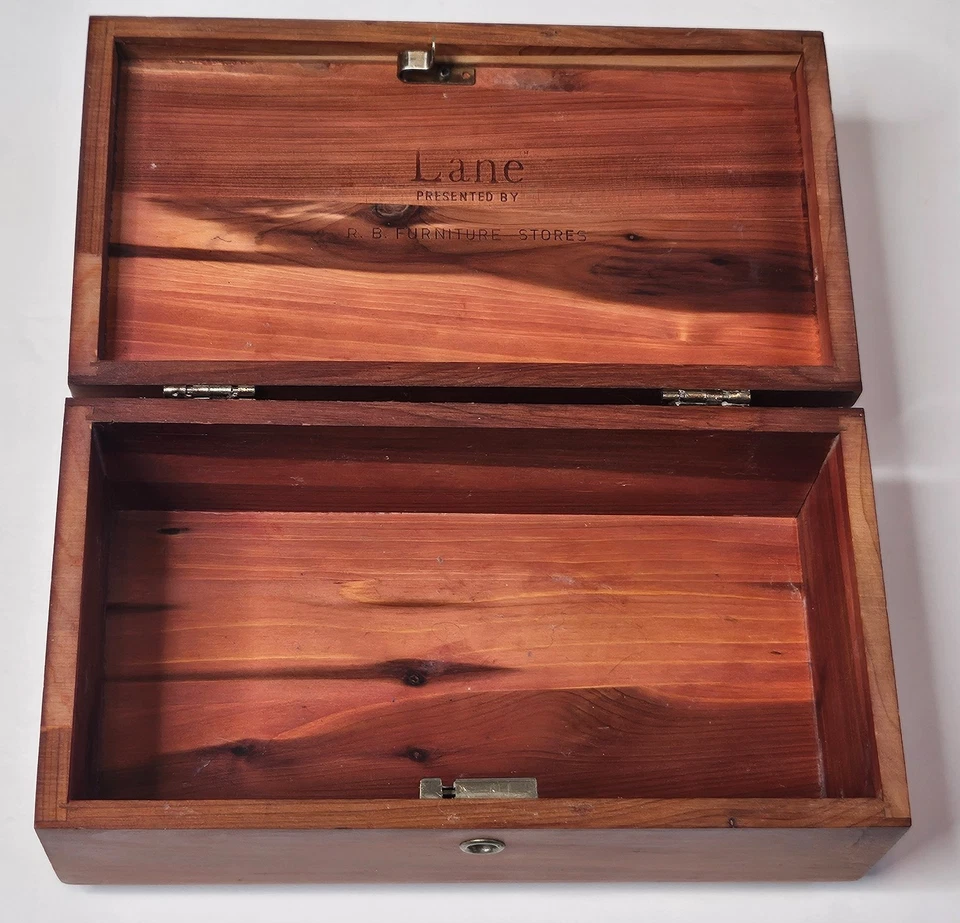 Vintage LANE Mini CEDAR CHEST/Keepsake box (no key) from the 60's. - Image 2 of 4