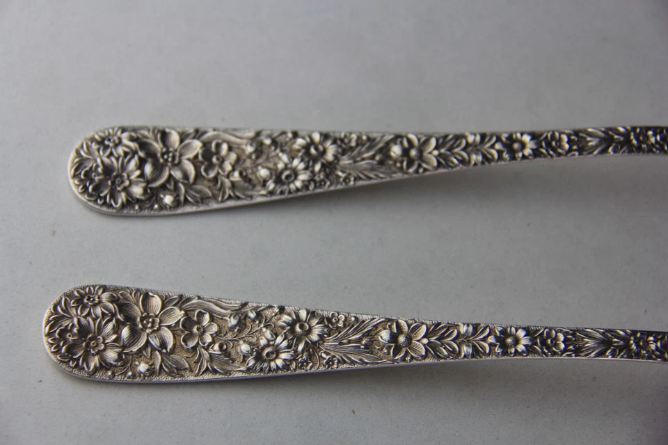 Tenedor para carne fría y cuchara sólida de plata esterlina S Kirk & Son Repousse 8,5" Foto 2 de 4