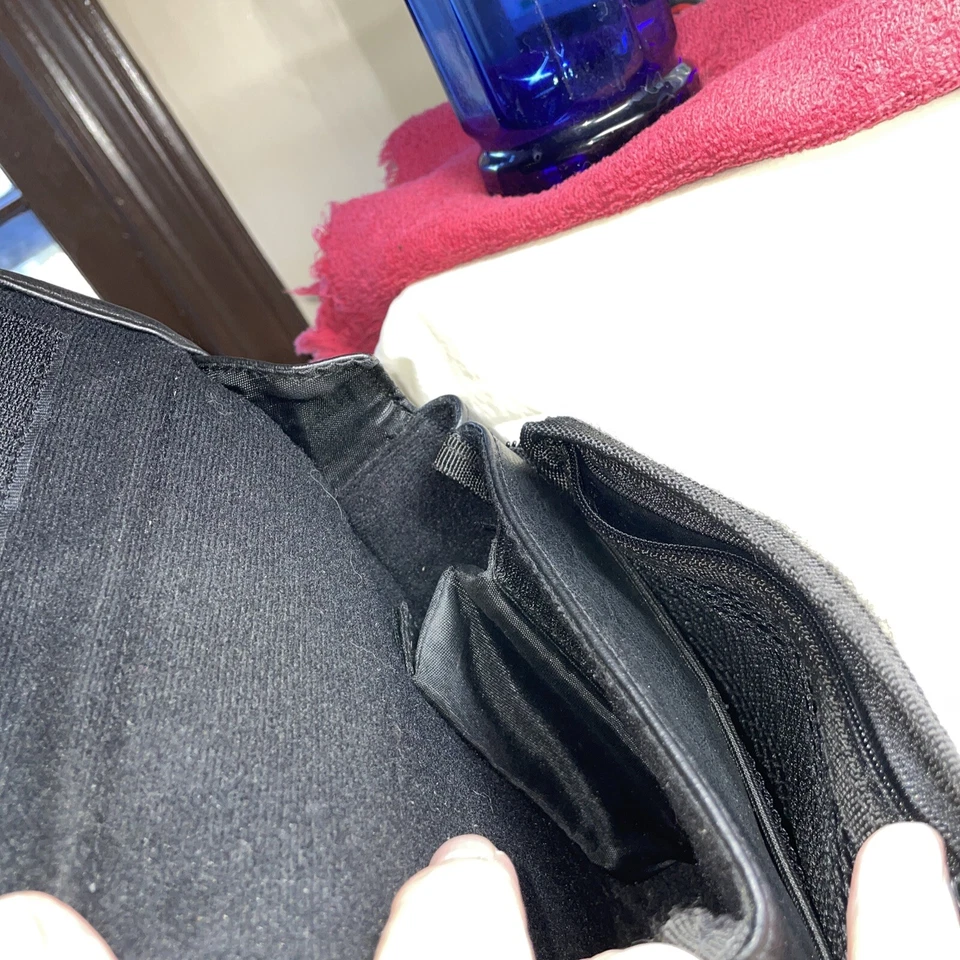 "Bolsa de accesorios para cámara o electrónica pequeña Klass negra 7 1/2 de alto 7"" de ancho" Foto 4 de 4