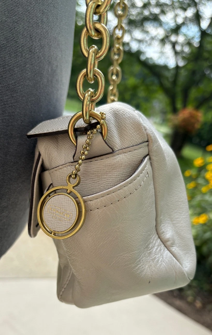 Borsa a tracolla Coach Campbell Turnlock in pelle avorio per fotocamera F24843