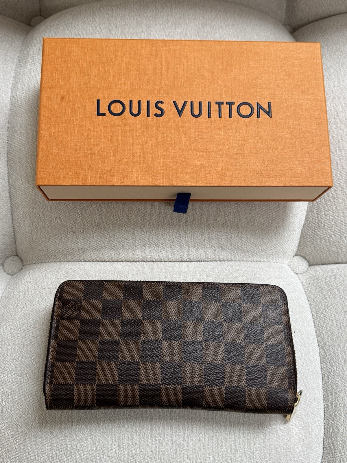 Louis Vuitton Damier Zippy Wallet N41661, Excellent Condition with Receipt & Box