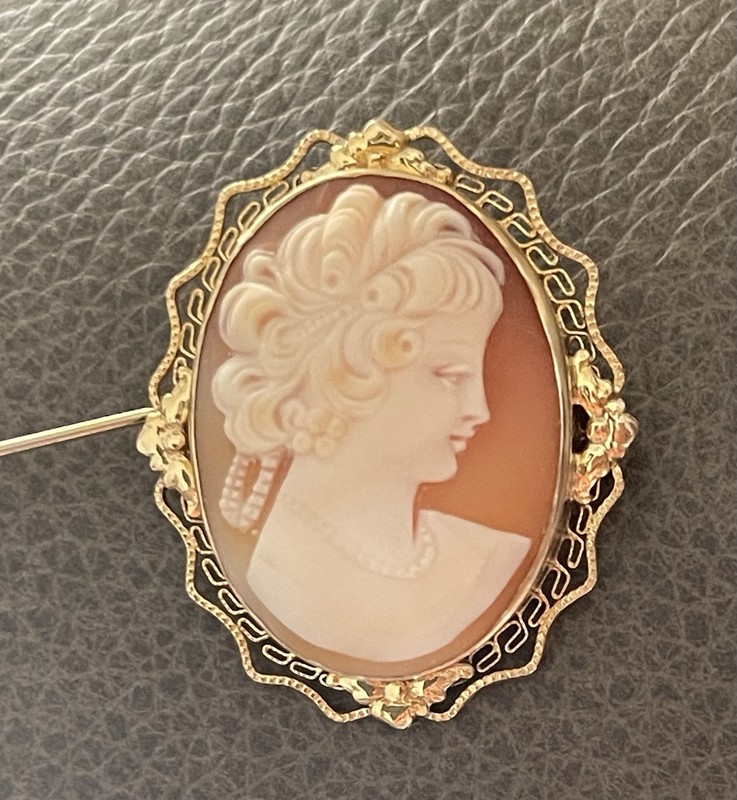 Vintage Cameo - 1/20 12k G. F.  - Measures 1   1/2