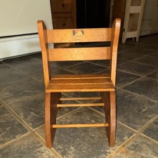 Ancienne chaise enfant en bois, 1950-1960, motif chien en l'état