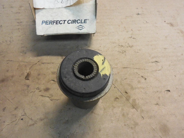 Buje de brazo de control inferior delantero Ford LTD 1981-2002 Lincoln Town Car 80-86 H39 Foto 3 de 4