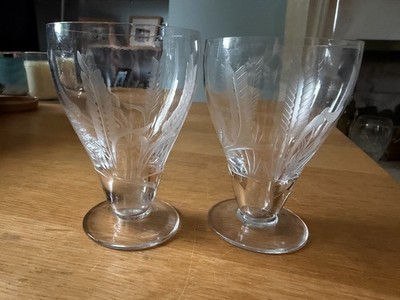 2 x Vintage antike Ale Gläser mit Fuß und geätzter Gerste Weizen Design