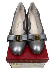 Salvatore Ferragamo Vara Lillaz Gold Bow Silver Leather Pumps Shoes Size 7 AA
