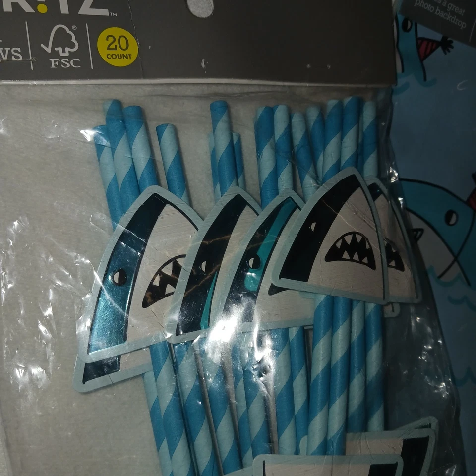 Mantel Blue Shark 52x84 y 20 pajitas de fiesta de tiburón. Spritz Nuevo Foto 4 de 4