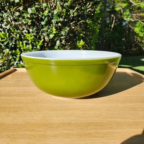 Vintage Pyrex - Avocado Green (Verde) Model No. 404 - 4 Qt. Mixing Bowl