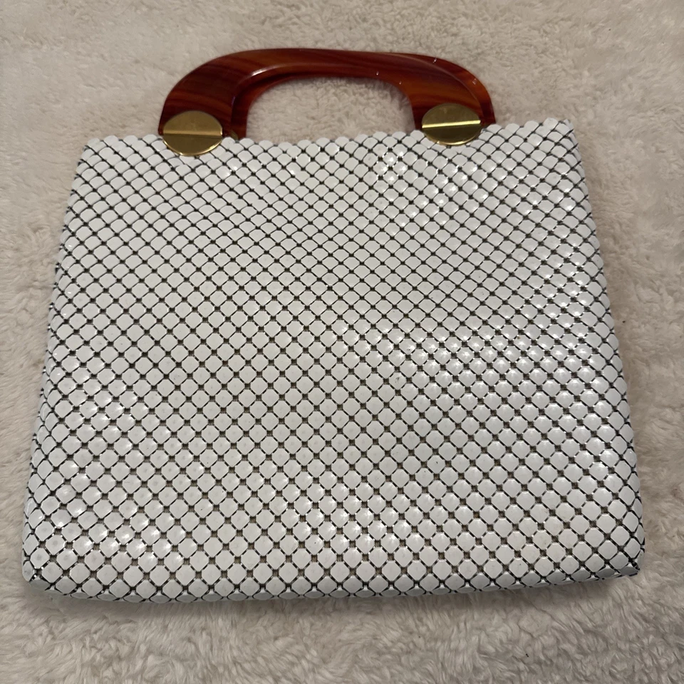 BOLSO DE COLECCIÓN WHITING & DAVIS MALLA BLANCO CON ASA DE TORTUGA LUCITE-1965ish Foto 4 de 4