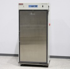 Incubadora de CO2 Thermo Scientific Reach-In con 3 estantes Cat. No. 3950