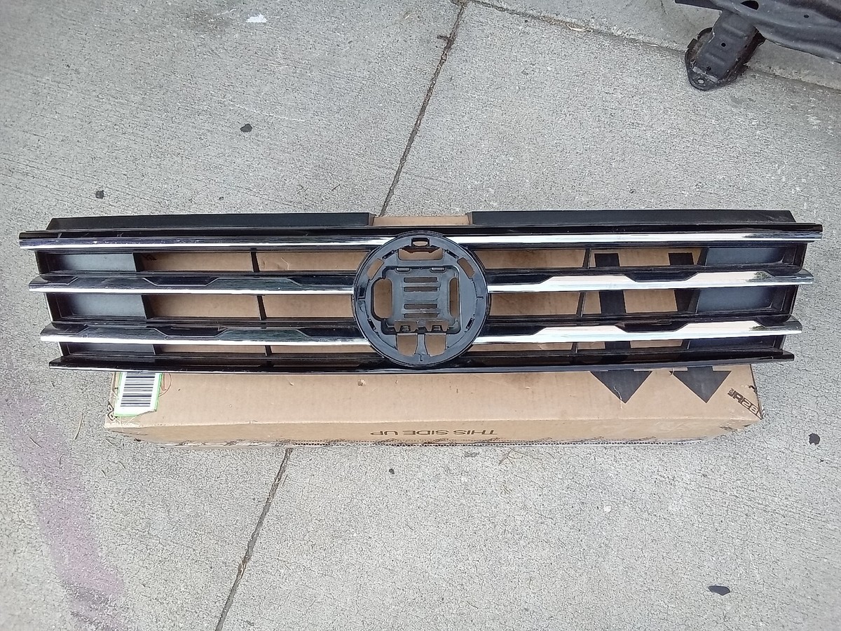 2017-20 Volkswagen Tiguan R Line Front Bumper Grille OEM