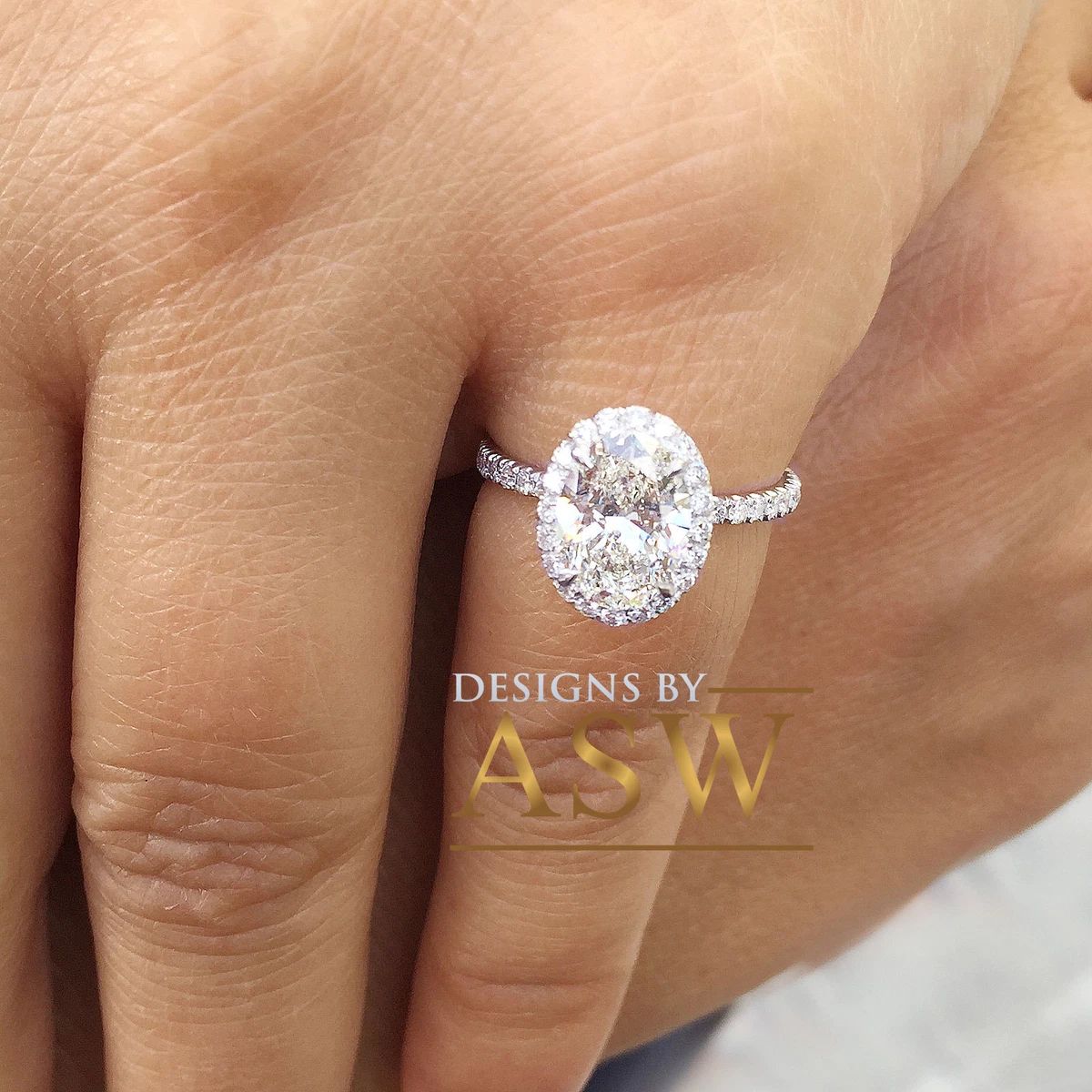 Round diamond 2024 with oval halo