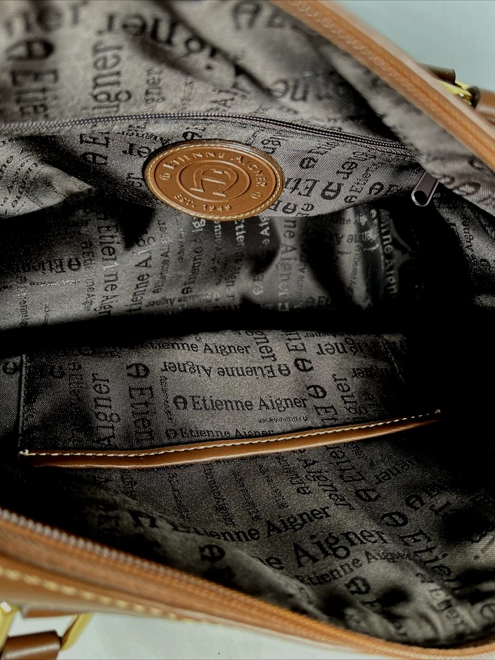 Bolsa satchel Etienne Aigner Saville coleção preta algodão marrom acabamento em couro sintético - Imagem 3 de 4