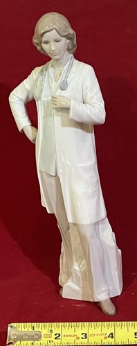 HEALTHY LLADRO #8189 " FEMALE DOCTOR " w/STETHOSCOPE & LAB COAT-EXCELLENT-MINT