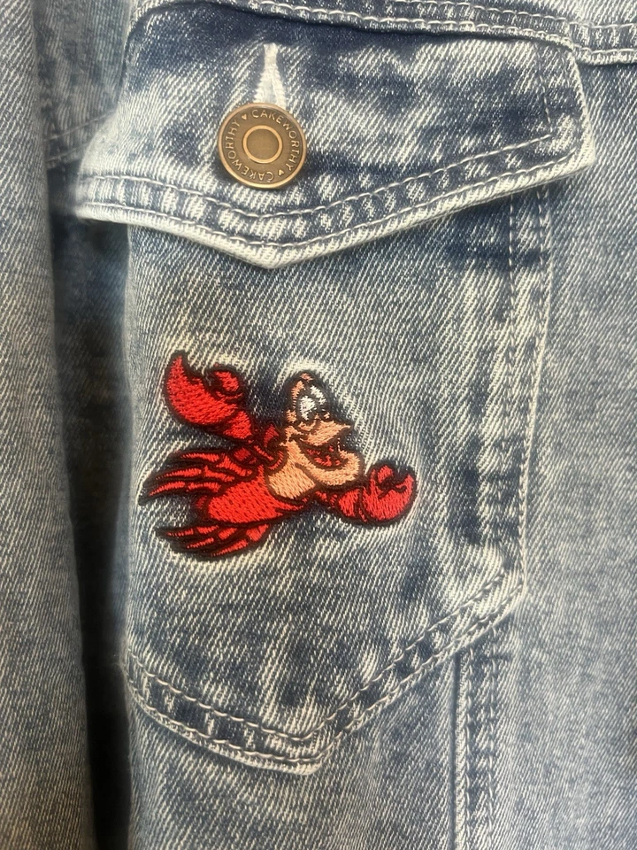 Chaqueta vaquera de mezclilla La Sirenita Cakeworthy 2025 de los parques de Disney talla 2XL Foto 4 de 4