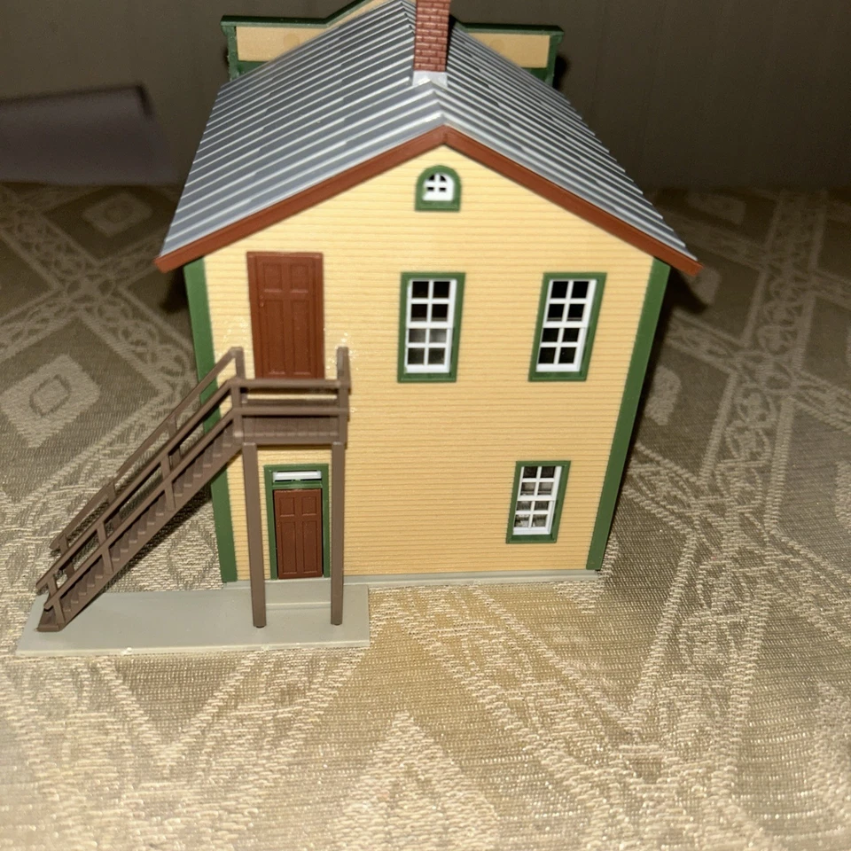 Edificio mercantil River Road escala HO de Walthers Cornerstone Foto 3 de 4