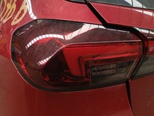 RÜCKLEUCHTE AUßEN LINKS / 2611516 FÜR OPEL CORSA F P2JO 1.2 68