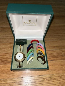 SUPERBE montre vintage Gucci femme dorée avec lunette interchangeable couleurs avec boite
