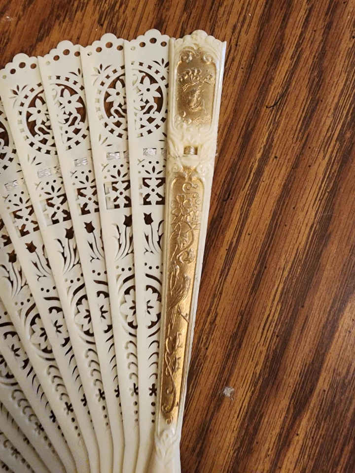 Abanico Plegable Vintage Marfil Celuloide Encaje con Borla y Acentos Dorados, Raro Foto 3 de 4