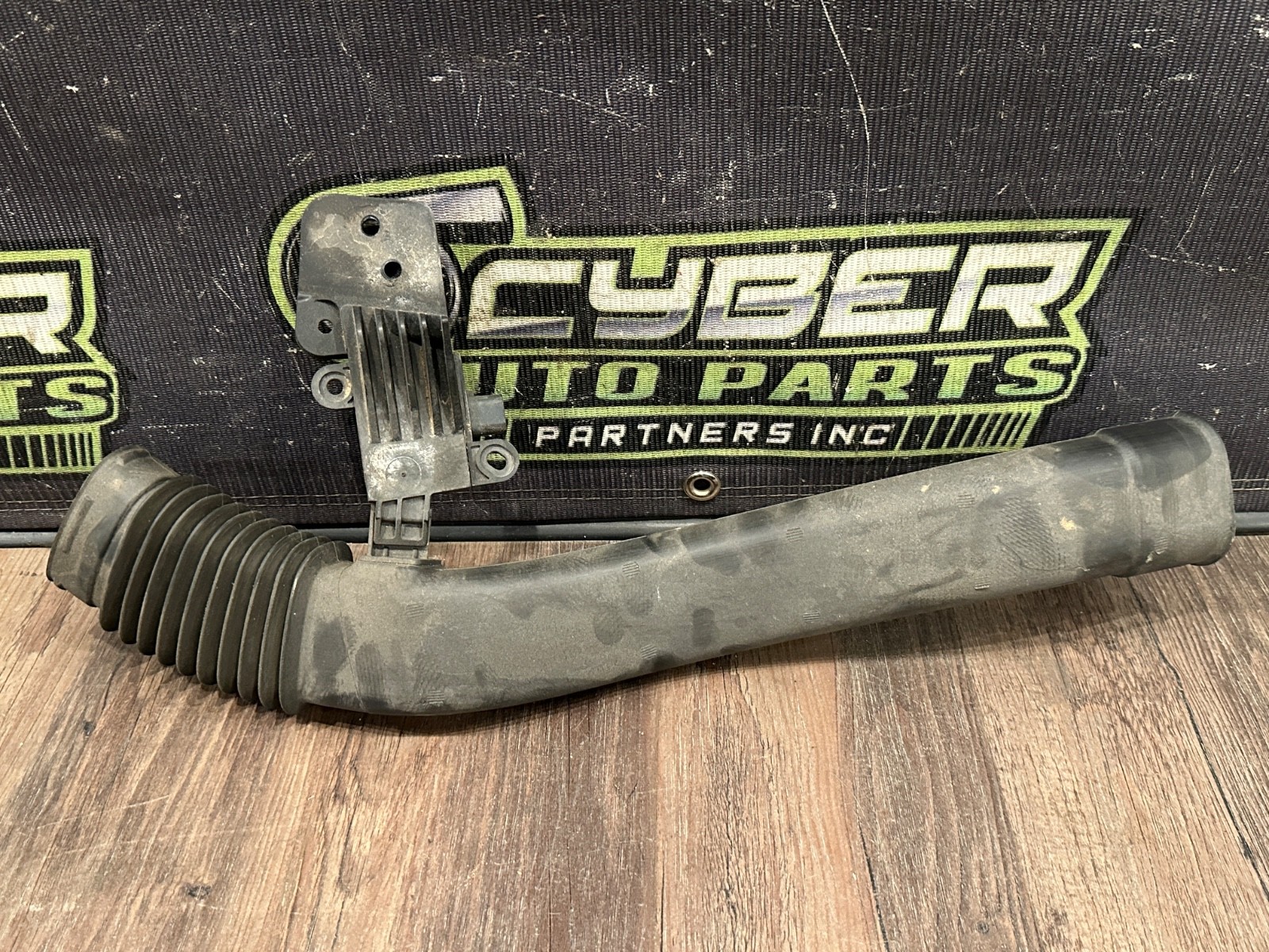 2017 AUDI R8 SPYDER RIGHT AIR DUCT INTAKE DUCT TUBE W SENSOR OEM 4S0 129 510 G