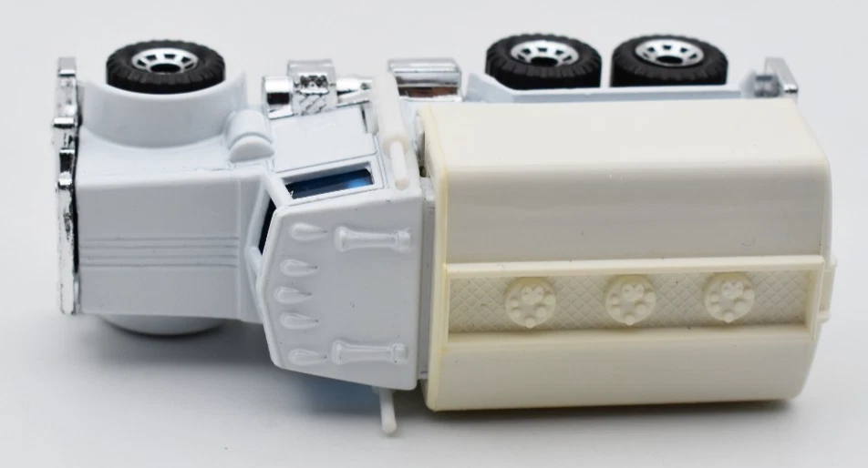 Matchbox Superfast Peterbilt Tanker weiß. Made in Thailand. Graffic Traffic - Bild 3 von 4