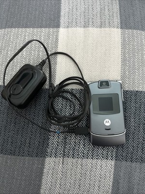 Motorola RAZR V3C Silver Flip Phone Turns on  UNTESTED  Buy/Sold As Is Read!!