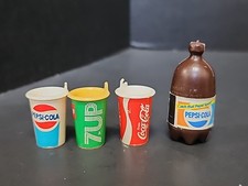Bambola Barbie Vintage Taglia Mini Pepsi Cola 2 Litri Tazza Coca Cola 7 UP Miniature Giocattolo
