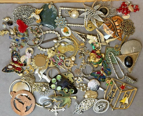 Vintage Costume Jewelry Lot 70+ Pins Charms Pendants Misc. Mixed Pieces
