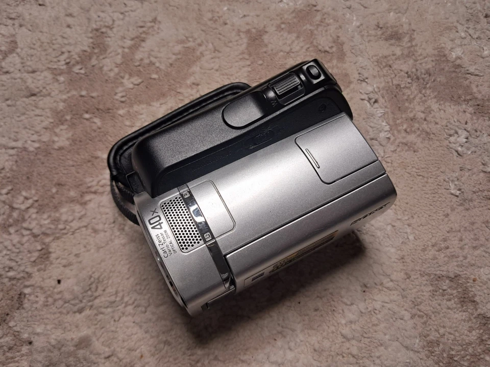 Sony DCR-SR45 Silver 40X Optical Zoom 30GB HDD Handycam Camcorder + Bag - Image 4 of 4