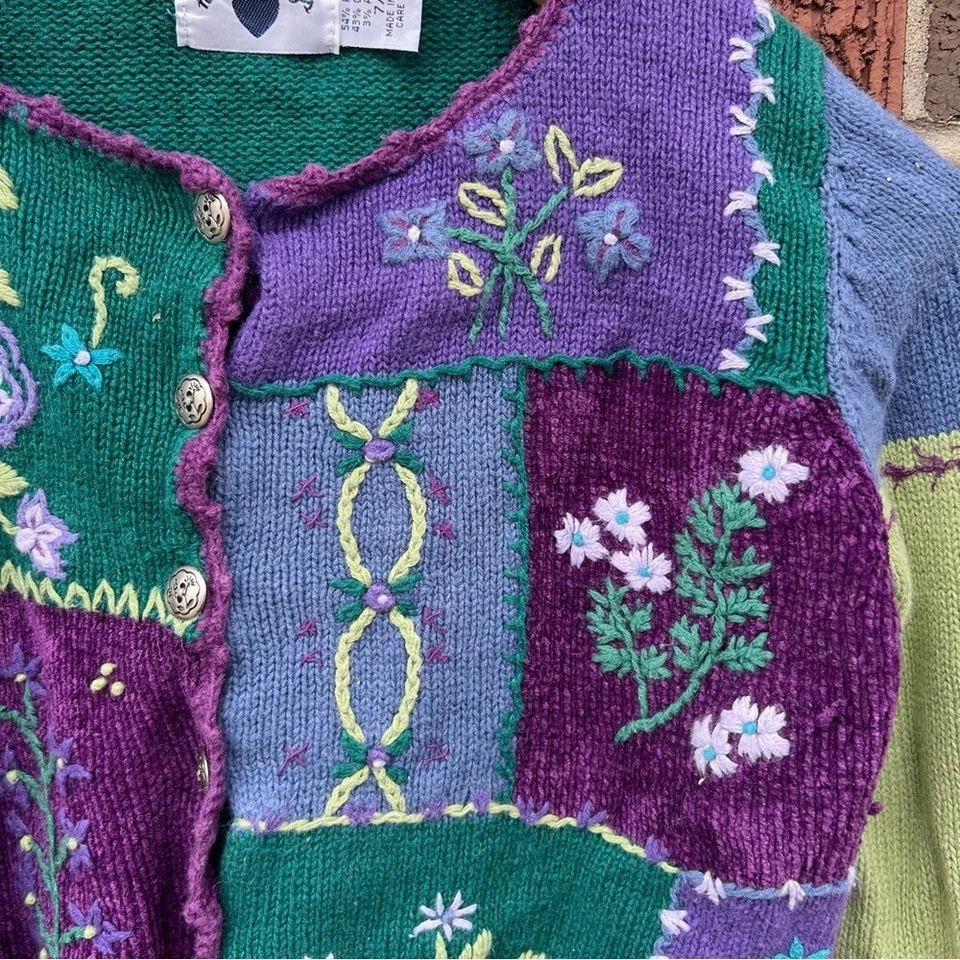 Cárdigan Suéter Heartstrings Verde y Púrpura Floral Grueso Tejido Con Botones Foto 3 de 4