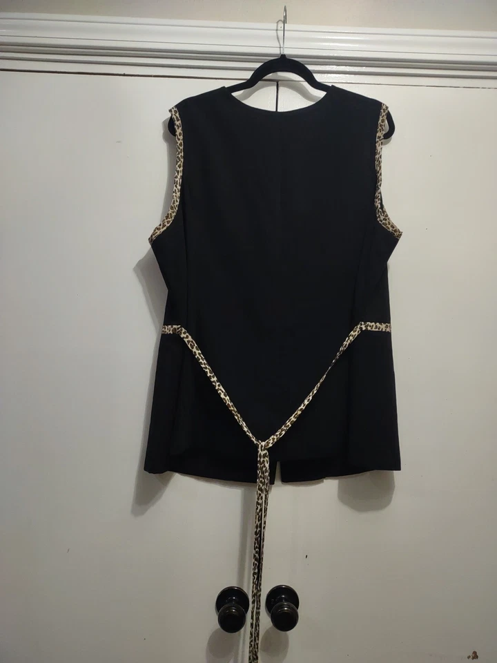 Top corbata DANNY & NICOLE para mujer talla 24W negro con ribete de leopardo sin mangas con botones en la espalda Foto 2 de 4