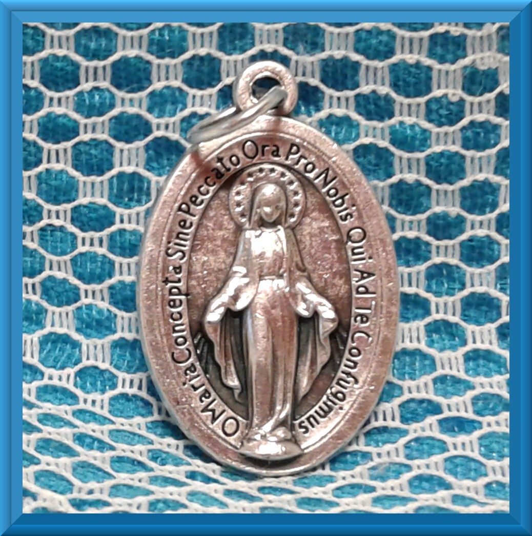 Miraculous Medal in Latin – Triumph of Love