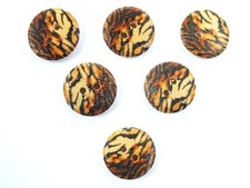 LOT 6 BOUTONS BOIS : rond motif fantaisie 18mm (01)
