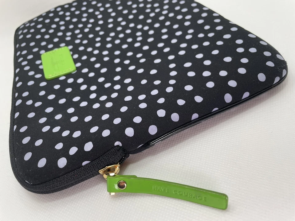 Funda con cremallera para iPad Kate Spade New York negra lunares verde lima Foto 2 de 4