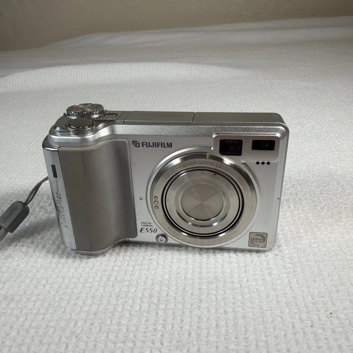 【希少】 FUJIFILM 富士フィルム E550 コンパクト デジタルカメラ Fujifilm FinePix E550 Digital Cameras 5-6.9 MP Maximum Resolution