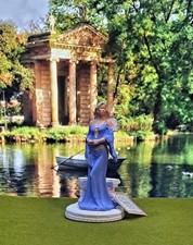 Figurine Princesse Antique 80mm en résine écologique peinte et vernie.