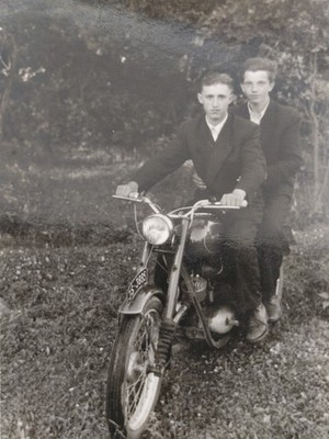 Oldtimer 50er Jahre junge Männer auf einem Motorrad, Brüder, Männchen, Foto Candid Snapshot