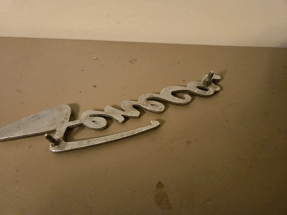 Emblema de carrocería Mopar Dodge Seneca 1961 OEM 2166508 Foto 2 de 3