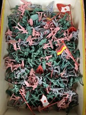 Plastic Army Men Soldiers Lot over 200 w/ Flags  Accessories   Mixed Colors