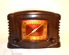 BEAUTIFUL AND WORKING 1947 TRUETONE MODEL D2610 BAKELITE MANTLE RADIO RECEIVER