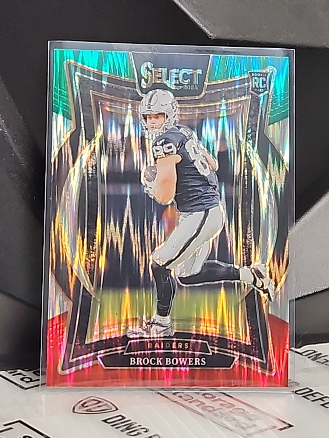 💎🔥2024 Panini Select - Brock Bowers #31 Red/Green Shock Prizm (RC) - Raiders