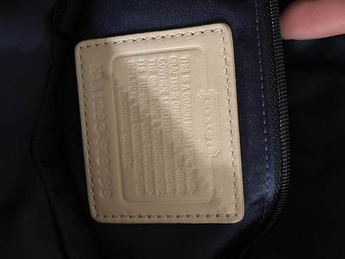 Bolso de mano Coach beige patente cuero doble mango cremallera, azul marino oscuro interior - Imagen 5 de 5