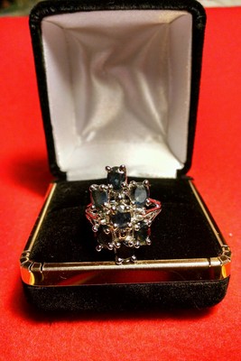 ABSOLUT SCHÖNER OVALER RING MIT 7 BLAUEN SAPHIRSTEINEN & PLATIN 3,25 CT. S7