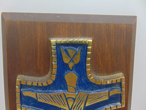 Vintage Modernist 1967 TERRA SANCTA Guild CROSS Enameled Brass + Wood Plaque - Bild 3 von 8