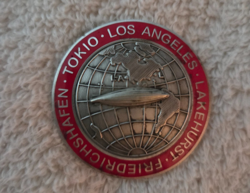 ANTIQUE 1929 GRAF ZEPPELIN GERMAN SOUVENIR METAL PIN BADGE.