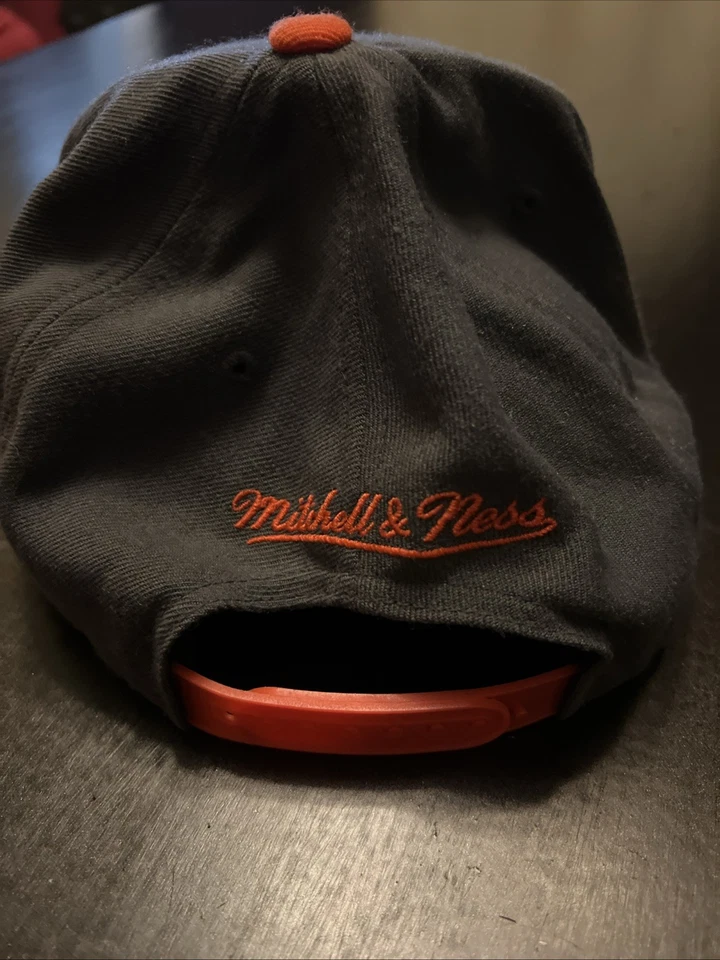 Boné ajustável New York Knicks Mitchell & Ness NBA Snapback chapéu aba plana 2 tons - Imagem 3 de 4