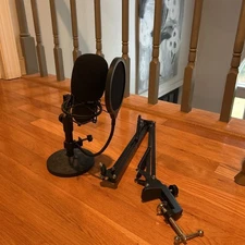 MAONO USB Microphone Kit with desk stand. 